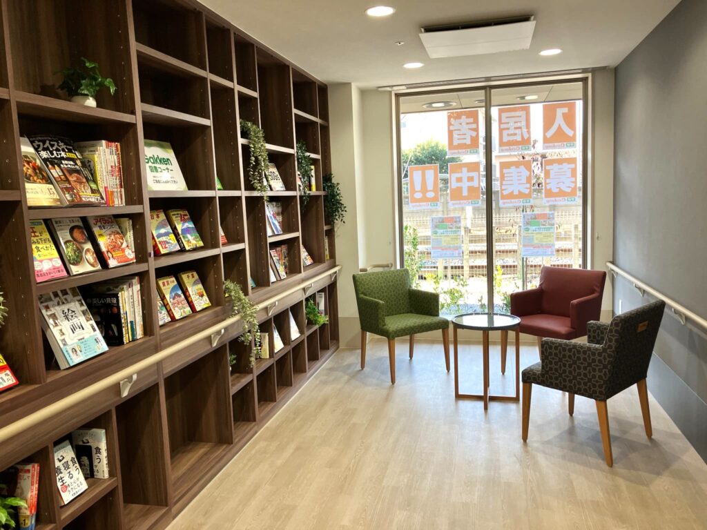 図サービス付き高齢者向け住宅〈ココファン松戸六実〉の図書コーナー