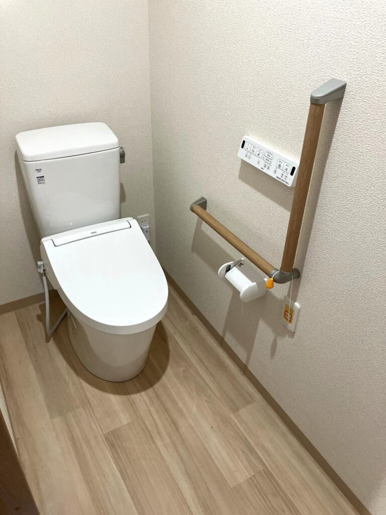  サービス付き高齢者向け住宅〈ぞうさんナーシングホーム柏青葉台〉の居室設備　トイレ