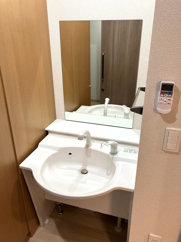  サービス付き高齢者向け住宅〈ぞうさんナーシングホーム柏青葉台〉の居室設備　洗面台