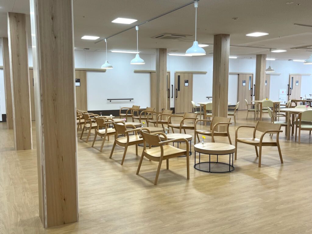 高齢者住宅〈ドットホーム本千葉〉の食堂（１F）