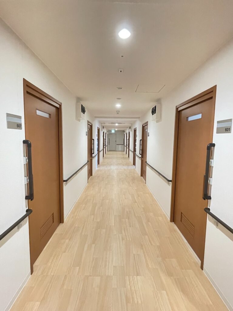 サービス付き高齢者向け住宅〈かがやきレジデンス新鎌ヶ谷〉の廊下