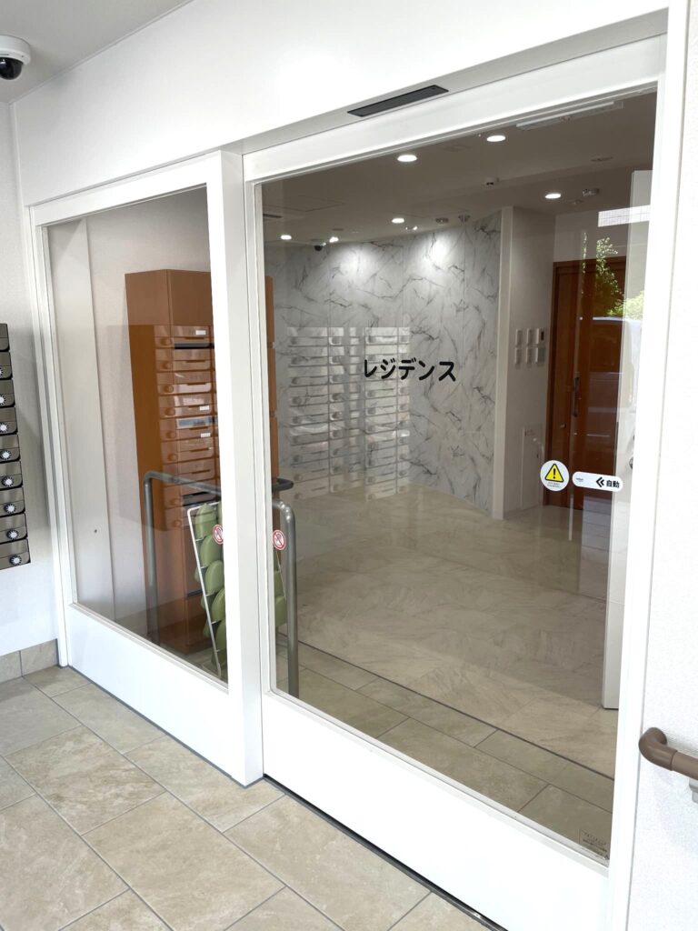 サービス付き高齢者向け住宅〈かがやきレジデンス新鎌ヶ谷〉の１階エントランス