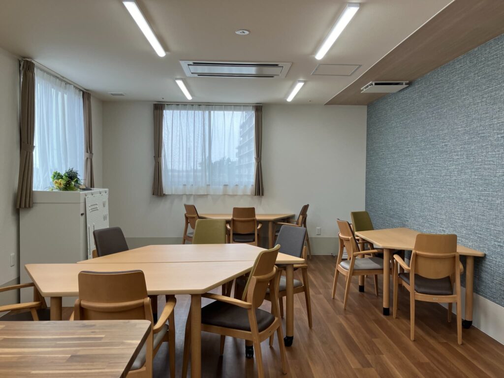 住宅型有料老人ホーム〈ツクイ・サンフォレスト千葉稲毛〉の食堂