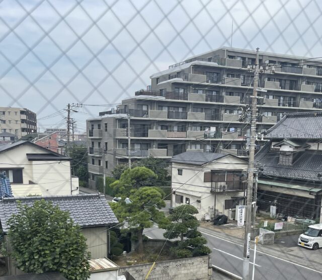 住宅型有料老人ホーム〈ファミリー・ホスピス船橋ハウス〉の居室設備　居室窓からの眺め（３階）