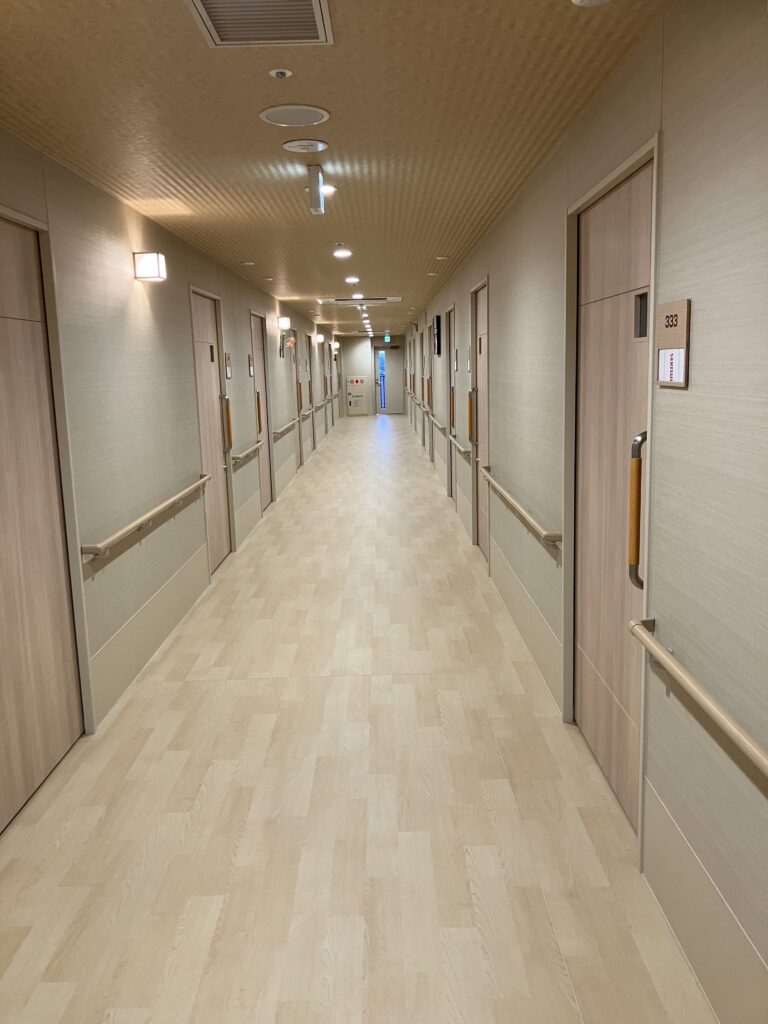 住宅型有料老人ホーム〈ライブラリ下総中山〉の廊下