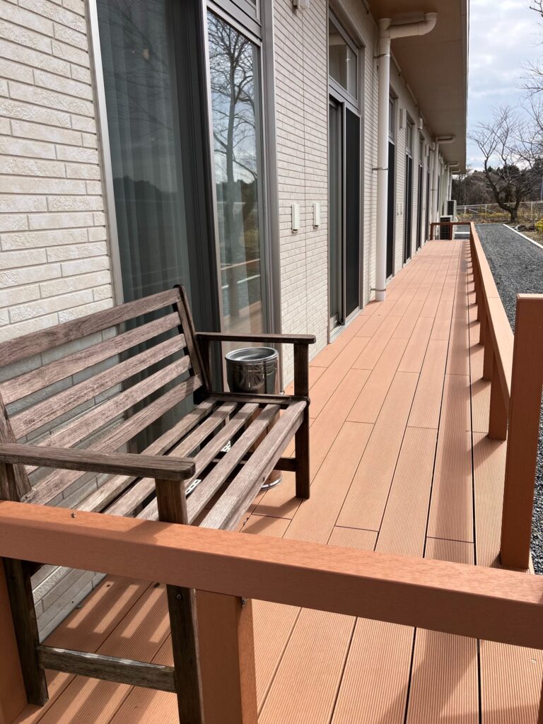 住宅型有料老人ホーム〈もりの家〉のウッドデッキ