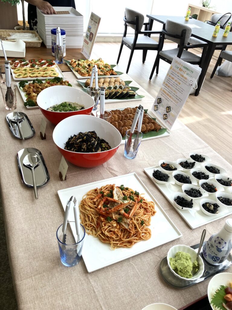介護付有料老人ホーム〈シニア町内会癒しのまくはり館〉の試食会