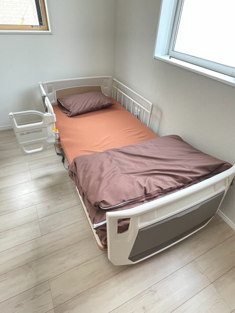 高齢者向けサポート住宅〈Lib Life都町Ⅱ〉の１階居室(モデルルーム）ベッド