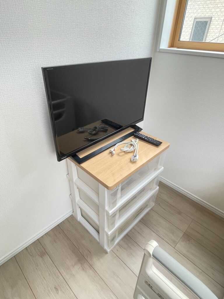 高齢者向けサポート住宅〈Lib Life都町Ⅱ〉の１階居室(モデルルーム)テレビ・収納 