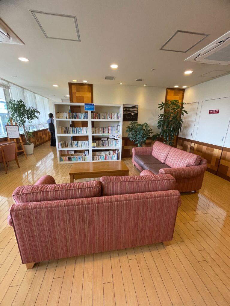 住宅型有料老人ホーム〈グッドタイムリビング千葉みなと/駅前通〉の図書スペース