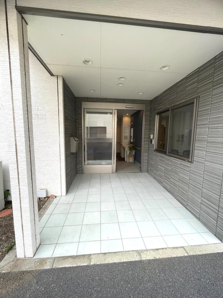 サービス付き高齢者向け住宅〈ドットホーム新検見川〉のエントランス