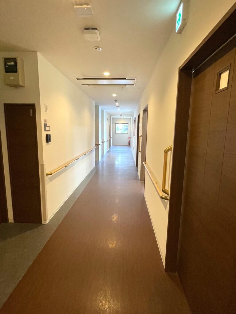 サービス付き高齢者向け住宅〈ドットホーム新検見川〉の廊下
