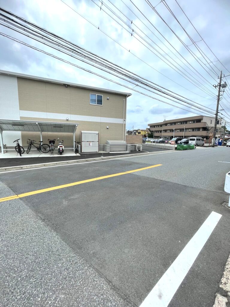 サービス付き高齢者向け住宅〈ドットホーム新検見川〉の施設前の道路