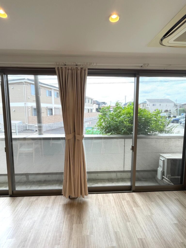 サービス付き高齢者向け住宅〈ドットホーム新検見川〉の食堂から見える風景