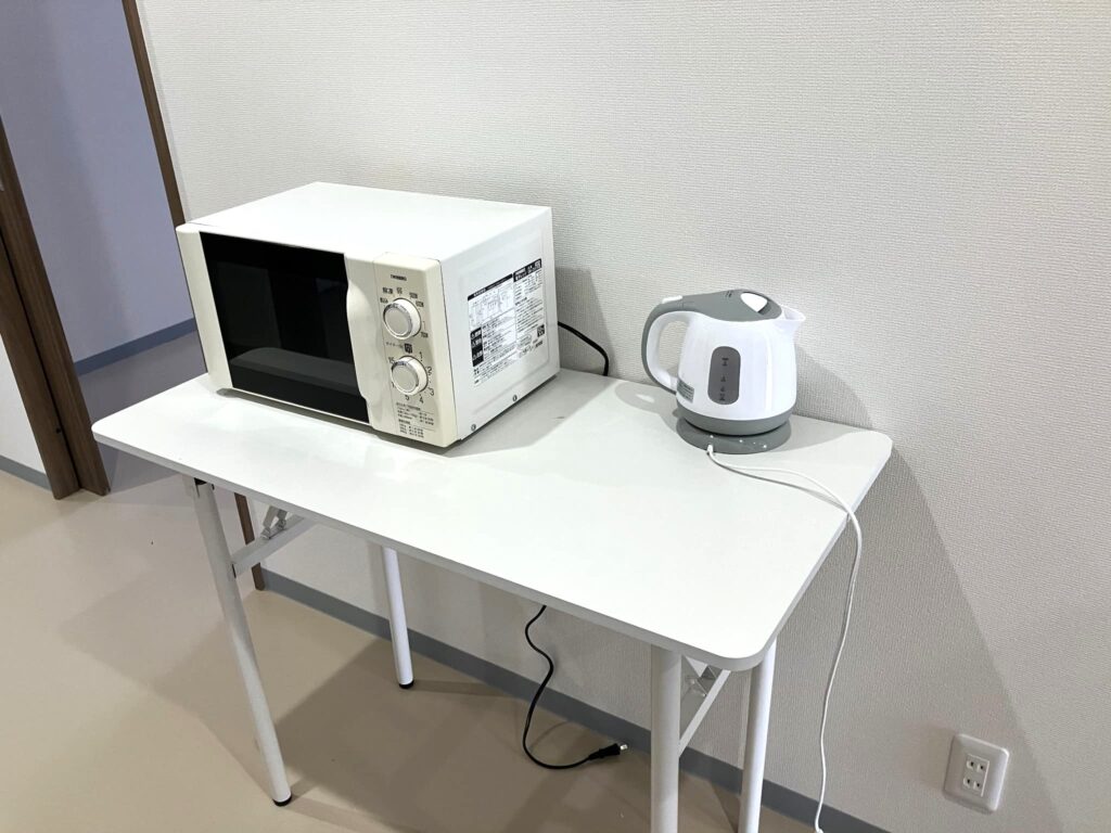 高齢者向けサポート住宅〈Lib Lifeうるいど南〉の共用電子レンジ・電気ケトル