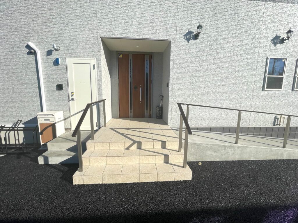 住宅型有料老人ホーム〈アイタス大宮台〉の外観エントランス