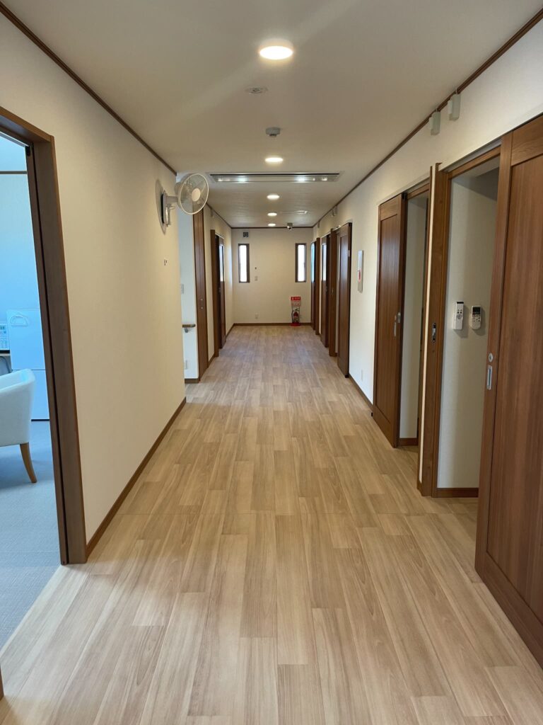 住宅型有料老人ホーム〈アイタス大宮台〉の廊下